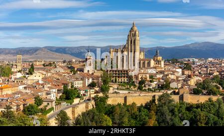 Ségovie, Espagne, panorama du paysage urbain avec cathédrale de Ségovie au sommet, églises, architecture médiévale, bâtiments résidentiels murs de la ville et montagnes Banque D'Images