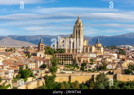 Ségovie, Espagne Skyline avec la cathédrale de Ségovie au sommet, églises, architecture médiévale, bâtiments résidentiels murs de la ville et montagnes dans le dos Banque D'Images