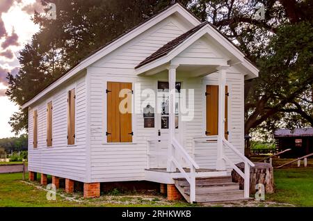 Semmes School, une école d'une seule pièce construite en 1902, est photographiée au Semmes Heritage Park, le 16 août 2023, à Semmes, en Alabama. Banque D'Images