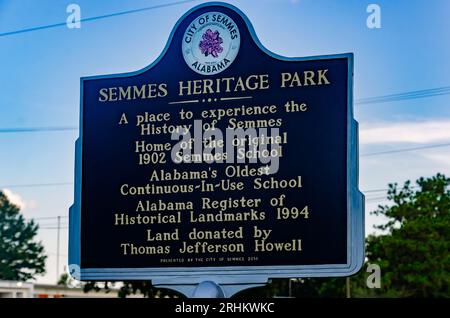 Un marqueur historique raconte l'histoire de Semmes School, une école d'une seule pièce au Semmes Heritage Park, le 16 août 2023, à Semmes, en Alabama. Banque D'Images