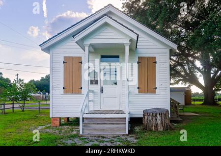 Semmes School, une école d'une seule pièce construite en 1902, est photographiée au Semmes Heritage Park, le 16 août 2023, à Semmes, en Alabama. Banque D'Images