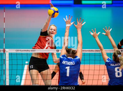 Dusseldorf/ Allemagne. 17 août 2023, attaque de Hanna ORTHMANN (GER), action, de gauche à droite Hanna ORTHMANN (GER), ANTHOULI Martha Evdokia (GRE), KALANTATZE Anna (GRE), Grèce (GRE) - Allemagne GER), le 17 août 2023 Championnat d'Europe de volleyball féminin, à partir de 15.08. - 03.09.2023 à Dusseldorf/ Allemagne. Banque D'Images