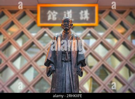 tokyo, japon - septembre 17 2022 : statue du fondateur de la discipline sportive du Judo Kano Jigoro portant un kimono traditionnel devant le Kodokan Ju Banque D'Images