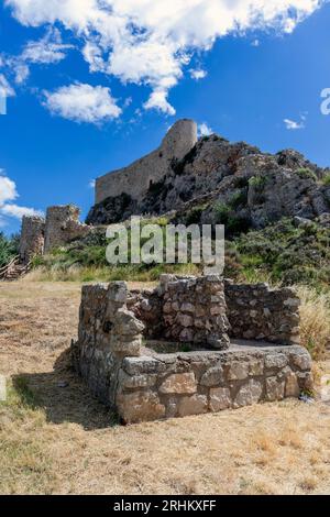 Europe, Espagne, Castille-et-Léon, Poza de la Sal, Château de Rojas avec des restes de ruine Battlement ci-dessous Banque D'Images