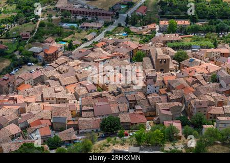 Europe, Espagne, Castille-et-Léon, Poza de la Sal, vues du centre du village depuis le château de Rojas ci-dessus Banque D'Images