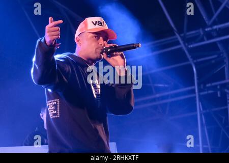 Winchester, Royaume-Uni. 13 août 2023. Benjamin Gerard Coyle-Larner, musicien de hip-hop anglais connu professionnellement sous le nom de Loyle Carner, se produisant sur scène au Boomtown Festival. (Photo de Dawn Fletcher-Park/SOPA Images/Sipa USA) crédit : SIPA USA/Alamy Live News Banque D'Images