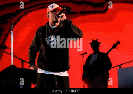 Winchester, Royaume-Uni. 13 août 2023. Benjamin Gerard Coyle-Larner, musicien de hip-hop anglais connu professionnellement sous le nom de Loyle Carner, se produisant sur scène au Boomtown Festival. (Photo de Dawn Fletcher-Park/SOPA Images/Sipa USA) crédit : SIPA USA/Alamy Live News Banque D'Images