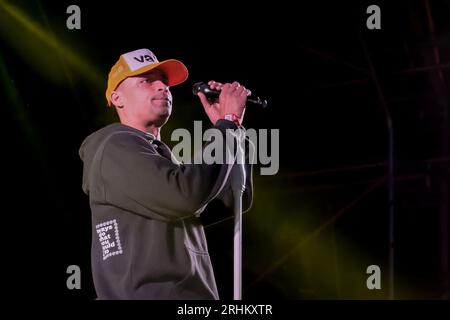 Winchester, Royaume-Uni. 13 août 2023. Benjamin Gerard Coyle-Larner, musicien de hip-hop anglais connu professionnellement sous le nom de Loyle Carner, se produisant sur scène au Boomtown Festival. (Photo de Dawn Fletcher-Park/SOPA Images/Sipa USA) crédit : SIPA USA/Alamy Live News Banque D'Images