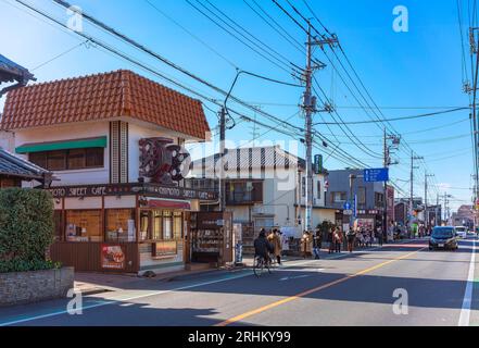 tokyo, japon - décembre 31 2022 : Cute café japonais appelé Chimoto Sweet Cafe dont la façade est décorée avec une machine à torréfier le café vintage i. Banque D'Images
