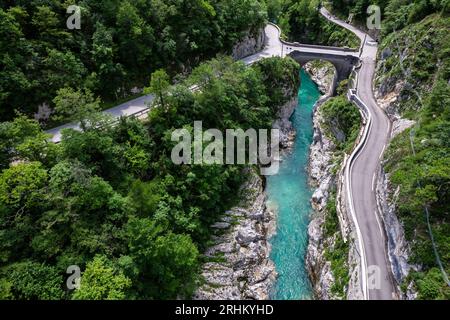 Vue aérienne du pont Napoléon près de Kobarid sur la rivière Soca dans la vallée de Soca, Slovénie Banque D'Images