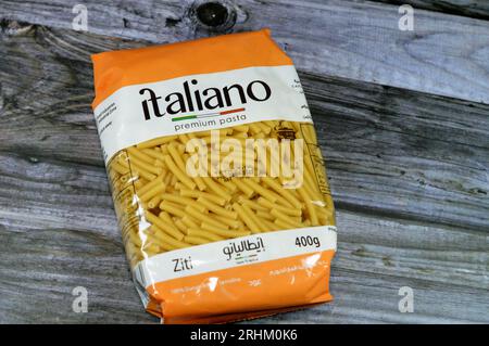 Le Caire, Egypte, août 5 2023 : Italiano pâtes premium, macaroni cru sec non cuit, pâtes sèches ziti, à base de blé dur, pâtes séchées prêtes à être cuites Banque D'Images