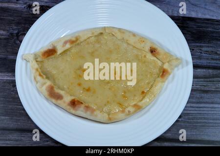 Miel labneh Chakhtoura, Une pâtisserie sucrée de tarte au yaourt labna, cuite au four puis recouverte de labanah yaourt moyen-oriental et aiguisée Banque D'Images