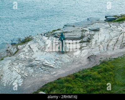 Photographie aérienne du château de Tintagel, Cornouailles, Angleterre. Le château de Tintagel est une fortification médiévale située sur la péninsule de l'île de Tintagel. Banque D'Images