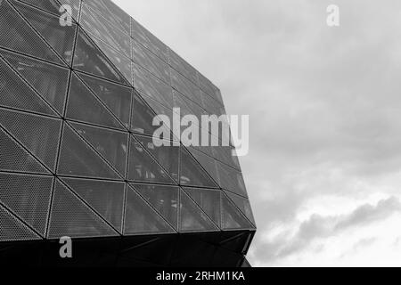 Ton noir et blanc, vue extérieure du mélange divers motifs triangulaires de façade de revêtement en aluminium. Banque D'Images