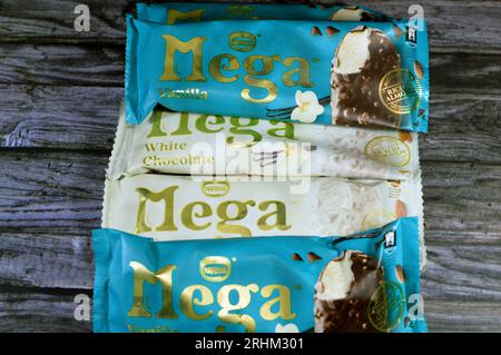 Le Caire, Égypte, juillet 22 2023 : bâtonnets de crème glacée aux amandes Nestlé Mega Vanilla enrobés et recouverts de chocolats noirs et blancs, crème glacée riche aromatisée Banque D'Images