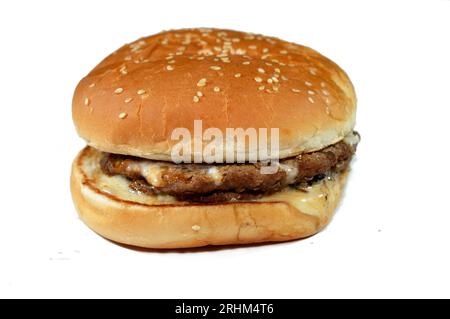 Double pâté de bœuf épaisse juteuse avec fromage recouvert de sauce, champignon dans un gros pain de graines de sésame, sandwich hamburger de bœuf avec sauce spéciale Banque D'Images