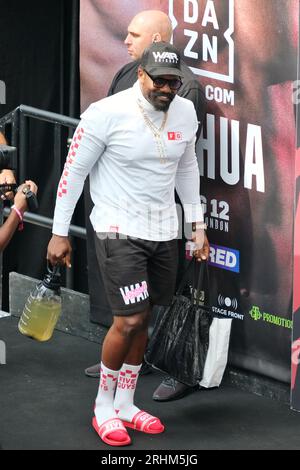 Le boxeur poids lourd Derek Chisora participe à une pesée avant le combat contre Gerald Washington à l'Arena 02. Banque D'Images