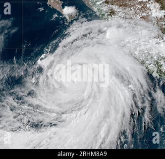 Côte Pacifique, Mexique. 17 août 2023. L'ouragan Hilary s'intensifie rapidement dans l'océan Pacifique au sud-ouest du Mexique jeudi et s'est renforcé en une forte tempête de catégorie 2. Hilary est situé à environ 475 miles au sud de Cabo San Lucas, Mexique. Il se déplace vers l'ouest-nord-ouest à 14 mph avec des vents soutenus maximum de 110 mph l'ouragan Hilary se dirige vers le nord, le centre de la tempête approchera la péninsule de Basse-Californie au cours du week-end et sur la route vers le sud de la Californie et le sud-ouest vers la fin de dimanche ou début de lundi. Si Hilary touche terre sur la Californie comme sto tropical Banque D'Images