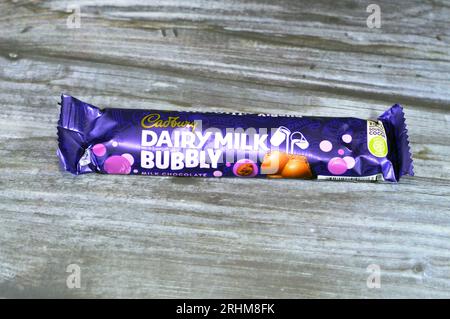 Gizeh, Égypte, juillet 22 2023 : chocolat au lait pétillant au lait de Cadbury avec des bulles de chocolat, Cadbury, anciennement Cadbury's, Cadbury Schweppes, est un Briti Banque D'Images