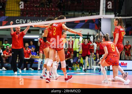 Monza, Italie. 17 août 2023. Les joueuses roumaines célèbrent lors du match de volleyball féminin de la finale de la poule B de la CEV EuroVolley 2023 entre la Roumanie et la Croatie à l'Arena di Monza. Score final ; Romania-Croazia 3-1 (25-22, 25-21, 23-25, 25-19) crédit : SOPA Images Limited/Alamy Live News Banque D'Images