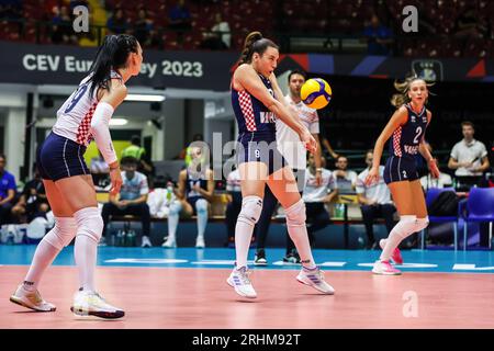 Monza, Italie. 17 août 2023. Lucija Mlinar #9 de Croatie vue en action lors du match de volleyball féminin de la finale de la poule B de la CEV EuroVolley 2023 entre la Roumanie et la Croatie à l'Arena di Monza. Score final ; Romania-Croazia 3-1 (25-22, 25-21, 23-25, 25-19) crédit : SOPA Images Limited/Alamy Live News Banque D'Images