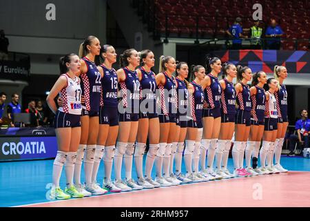 Monza, Italie. 17 août 2023. L'équipe croate s'aligne lors du match de volleyball féminin de la finale de la poule B de la CEV EuroVolley 2023 entre la Roumanie et la Croatie à l'Arena di Monza, Monza. Score final ; Romania-Croazia 3-1 (25-22, 25-21, 23-25, 25-19) (photo de Fabrizio Carabelli/SOPA Images/Sipa USA) crédit : SIPA USA/Alamy Live News Banque D'Images