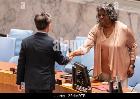 New York, États-Unis. 17 août 2023. L'Ambassadeur de Corée Joonkook Hwang serre la main avec l'Ambassadrice des Etats-Unis Linda Thomas-Greengield avant la réunion du Conseil de sécurité sur la situation des droits de l'homme en République populaire démocratique de Corée au Siège de l'ONU à New York. La réunion était une réunion de signature pendant la présidence des États-Unis du Conseil de sécurité pour le mois d'août. (Photo de Lev Radin/Pacific Press) crédit : Pacific Press Media production Corp./Alamy Live News Banque D'Images