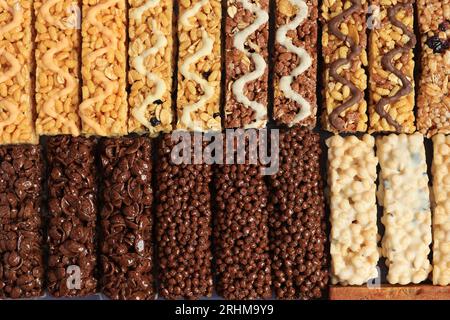 Barre protéinée Energy Granola avec garnitures variées, gros plan Banque D'Images