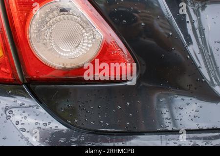 Les feux arrière et les feux arrière de la voiture étaient fissurés. Dommages causés par un accident de feu arrière noir de berline Banque D'Images