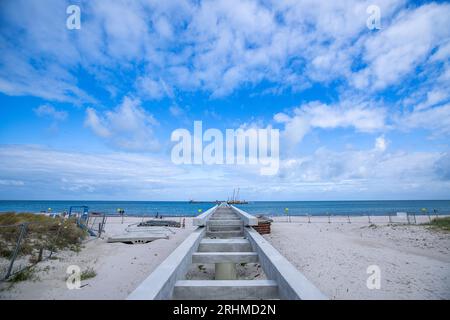 Prerow, Allemagne. 10 août 2023. La structure en béton de la future jetée de 720 mètres de long est en place sur la plage de la mer Baltique en face du nouveau port de l'île. Des sections de construction cruciales pour le nouveau port de l'île ont déjà été achevées et toutes les piles de soutien nécessaires pour la jetée ont été installées. Le port de l'île devrait ouvrir pour la saison des sports nautiques 2024 comme prévu. Le port en forme de goutte remplacera à l'avenir le port d'urgence de Darßer Ort. Crédit : Jens Büttner/dpa/Alamy Live News Banque D'Images