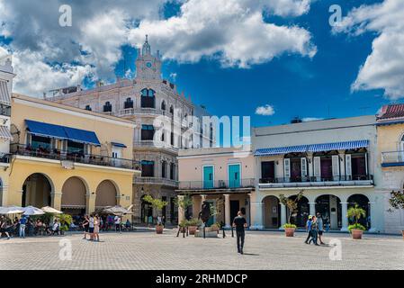 Cuba Havana. Touristes dans les rues de la vieille Havane. Restaurants, cafés.. Sur ces places, le commerce, les musiciens de rue et les touristes fleurissent. Banque D'Images