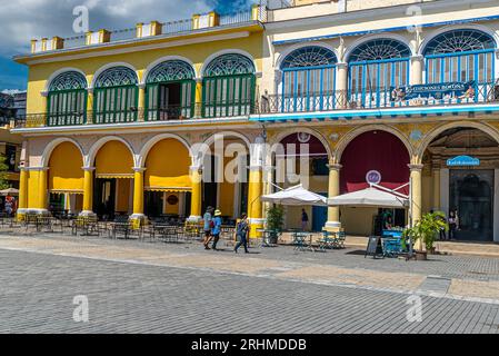 Cuba Havana. Touristes dans les rues de la vieille Havane. Restaurants, cafés.. Sur ces places, le commerce, les musiciens de rue et les touristes fleurissent. Banque D'Images