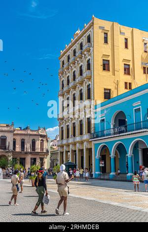 Cuba Havana. Touristes dans les rues de la vieille Havane. Restaurants, cafés.. Sur ces places, le commerce, les musiciens de rue et les touristes fleurissent. Banque D'Images