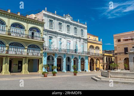 Cuba Havana. Touristes dans les rues de la vieille Havane. Restaurants, cafés.. Sur ces places, le commerce, les musiciens de rue et les touristes fleurissent. Banque D'Images