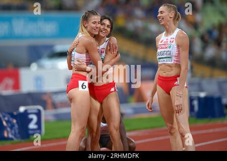 Natalia Kaczmarek (argent), Anna Kiełbasinska (bronze) et IgA Baumgart-Witan ; de Pologne. 400m. Championnats d'Europe Munich 2022 Banque D'Images