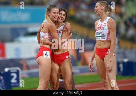 Natalia Kaczmarek (argent), Anna Kiełbasinska (bronze) et IgA Baumgart-Witan ; de Pologne. 400m. Championnats d'Europe Munich 2022 Banque D'Images