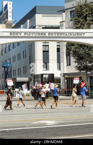 Culver City, États-Unis. 17 août 2023. Les membres de la WGA marchent sur la ligne de piquetage de la grève SAG-AFTRA et de la WGA aux studios Sony de Culver City, Californie, le jeudi 17 août 2023. (Photo de Conor Duffy/Sipa USA) crédit : SIPA USA/Alamy Live News Banque D'Images