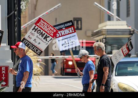 Culver City, États-Unis. 17 août 2023. Les membres de la WGA marchent sur la ligne de piquetage de la grève SAG-AFTRA et de la WGA aux studios Sony de Culver City, Californie, le jeudi 17 août 2023. (Photo de Conor Duffy/Sipa USA) crédit : SIPA USA/Alamy Live News Banque D'Images