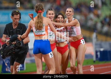 Natalia Kaczmarek (argent), Anna Kiełbasinska (bronze) et IgA Baumgart-Witan ; de Pologne, et Femke bol. 400m. Championnats d'Europe Munich 2022 Banque D'Images