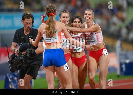 Natalia Kaczmarek (argent), Anna Kiełbasinska (bronze) et IgA Baumgart-Witan ; de Pologne, et Femke bol. 400m. Championnats d'Europe Munich 2022 Banque D'Images