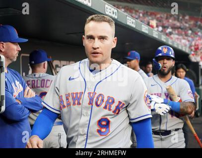 St. Louis, États-Unis. 17 août 2023. New York mets Brandon Nimmo marche dans le pige après avoir marqué en cinquième manche contre la St. Louis Cardinals au Busch Stadium à St. Louis le jeudi 17 août 2023. Photo de Bill Greenblatt/UPI crédit : UPI/Alamy Live News Banque D'Images