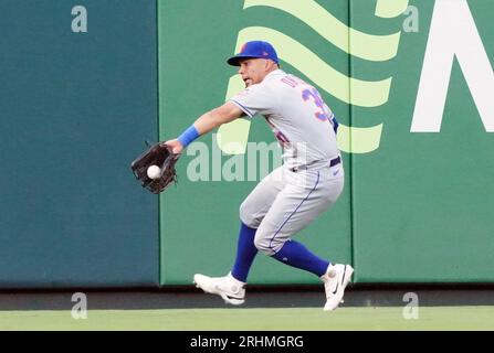 St. Louis, États-Unis. 17 août 2023. Rafael Ortega, le joueur central des mets de New York, joue le baseball à un saut, sur la chauve-souris de St. Louis Cardinals Paul Goldschmidt en quatrième manche au Busch Stadium de St. Louis le jeudi 17 août 2023. Photo de Bill Greenblatt/UPI crédit : UPI/Alamy Live News Banque D'Images