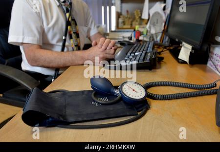 Photo de dossier datée du 10/09/14 d'un médecin généraliste à son bureau, car toutes les chirurgies généralistes en Angleterre passeront à un système de téléphone numérique d'ici le printemps, mettant potentiellement fin à la « brouille de 8h » lorsque les patients se précipitent généralement pour obtenir un rendez-vous. Banque D'Images