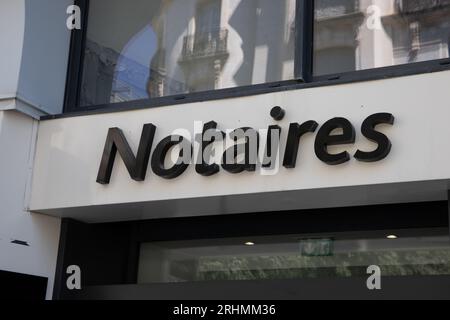 bordeaux , France - 08 18 2023 : notaires texte de marque français notaire façade panneau d'entrée logo agence immeuble bureau Banque D'Images