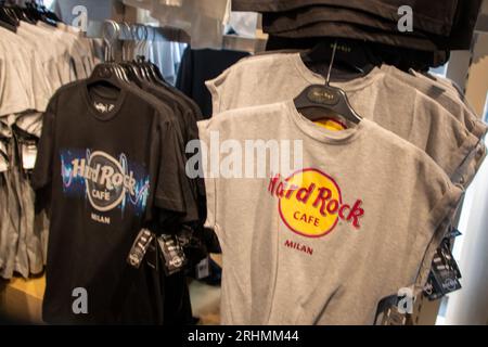 Milan , Italie - 08 07 2023 : Hard Rock Cafe milan logo texte et signe marque sur la chaîne t-shirt sur la chemise de vente dans le café Banque D'Images
