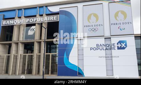 bordeaux , France - 08 18 2023 : Banque populaire paris 2024 enseigne du jeu olympique d'été logo et texte Agence de marque de la Banque populaire française du peuple Banque D'Images