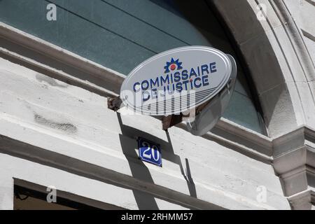 Bordeaux , France - 08 18 2023 : Commissaire de justice logo marque et signe texte bureau huissier bâtiment mur façade française Banque D'Images