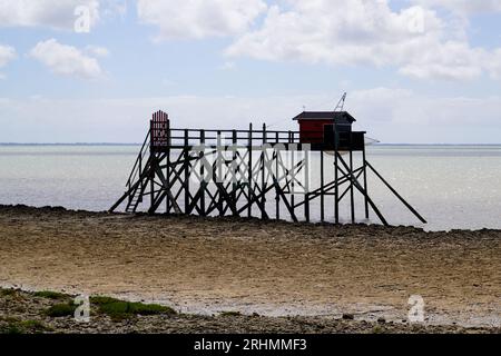 Cabane de pêche en bois en eau à marée basse mer Saint-Palais-sur-Mer Banque D'Images