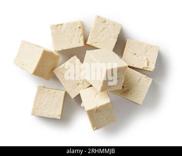 cubes de fromage de tofu frais isolés sur fond blanc, vue de dessus Banque D'Images