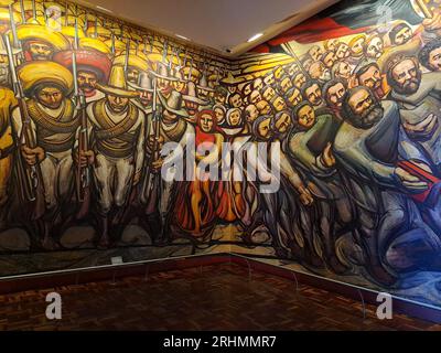 Mexico, Mexique - 9 août 2023 : murale du Porfirismo à la Révolution du peintre David Alfaro Siqueiros à l'intérieur du Musée national d'histoire Banque D'Images